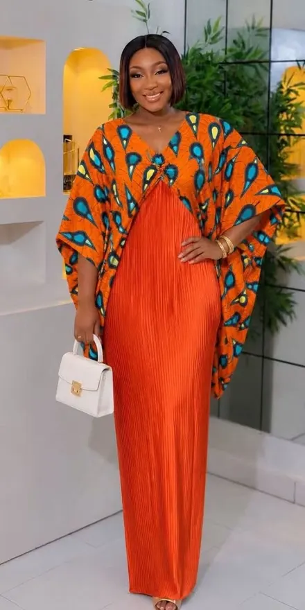 Robe plissée orange à cape imprimée
