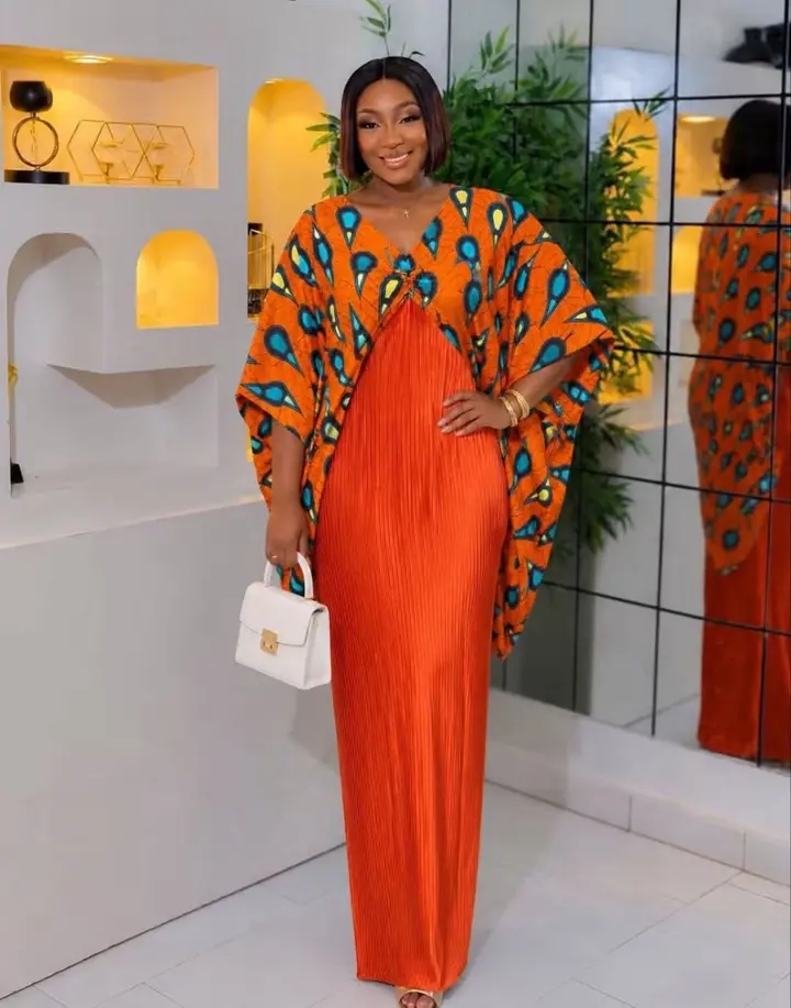 Robe plissée à cape, orange