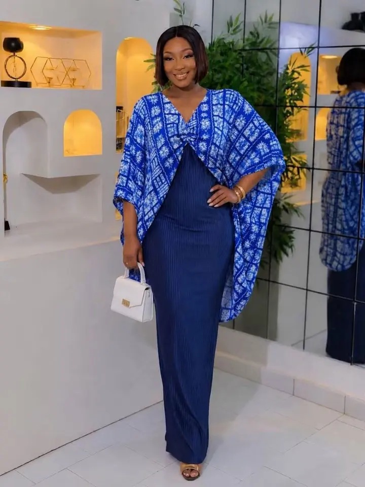 Robe plissée à cape, bleu marine