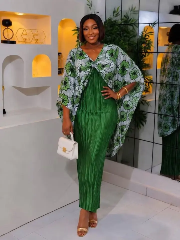 Robe plissée à cape, vert