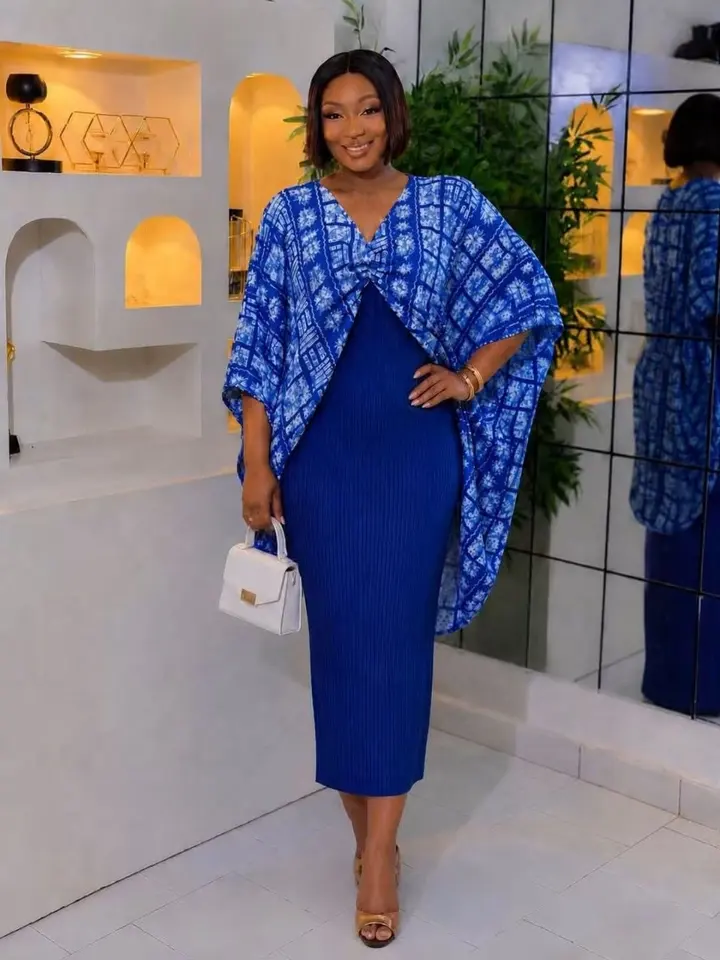 Robe plissée à cape, bleu roi