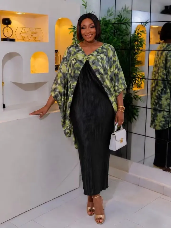 Robe plissée à cape, noir et kaki